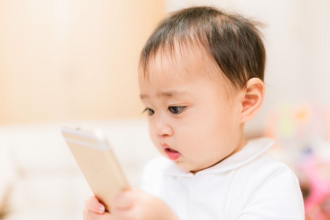 彼は子供だと自分に言い聞かせる