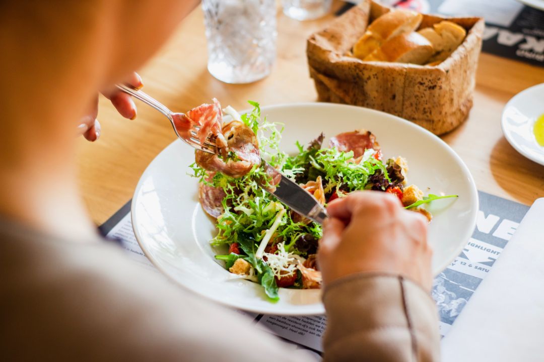 彼女の手料理を楽しむ