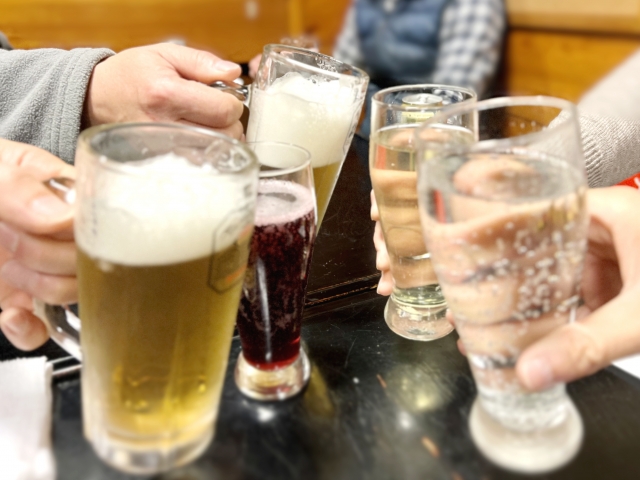 自分も飲みに行く・嫉妬させる