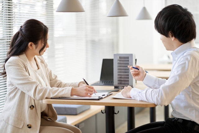 特に態度を変えず冷静に接する