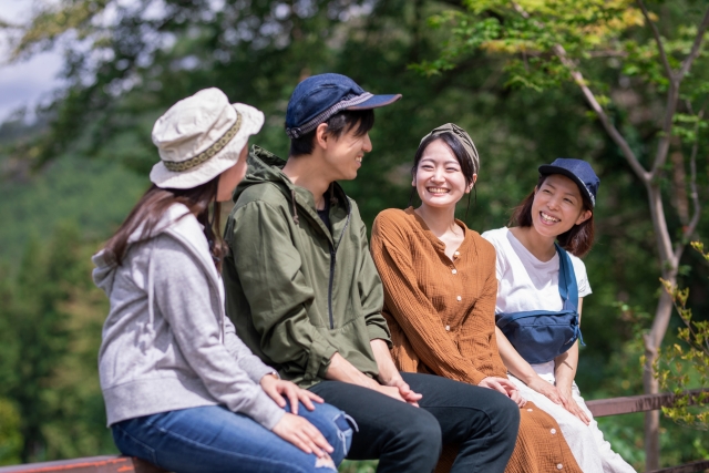 一対一の対面を避けて会話する