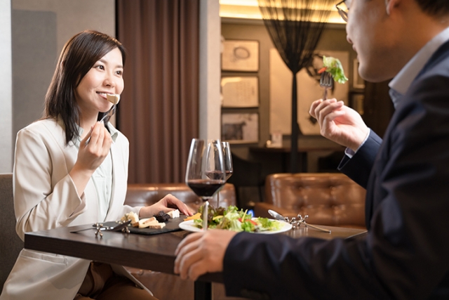 自分から食事やデートに誘う